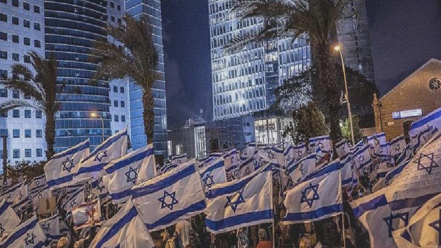 İsraililer Netanyahu hükümetinin yargı düzenlemesine karşı yine meydanlara indi