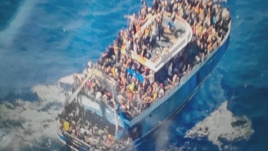 Yunanistan açıklarındaki göçmen faciasından kurtulanlar Yunan Sahil Güvenliği’ni suçluyor