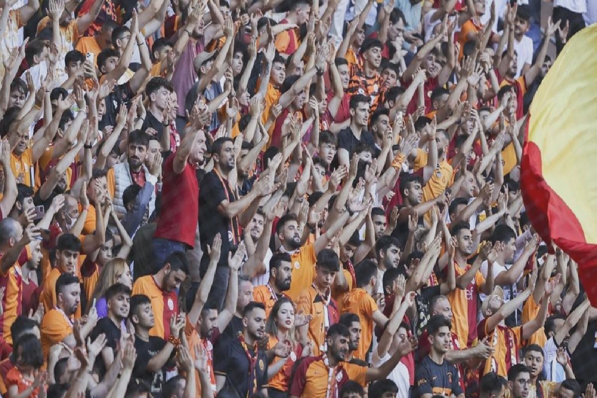 Galatasaray, yeni transferleri için taraftarı önünde imza töreni düzenledi