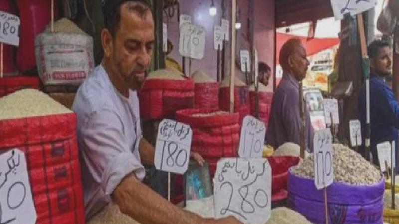 IMF’den Pakistan’a 3 milyar dolarlık kurtarma paketi