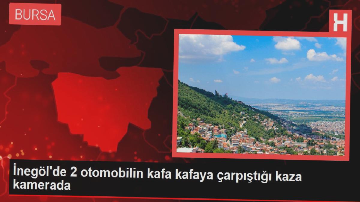 İnegöl’de 2 otomobilin kafa kafaya çarpıştığı kaza kamerada