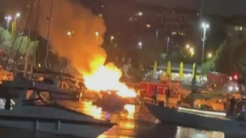 Maltepe sahilinde bir tekne alev aldı, itfaiye ekipleri olası faciayı engelledi