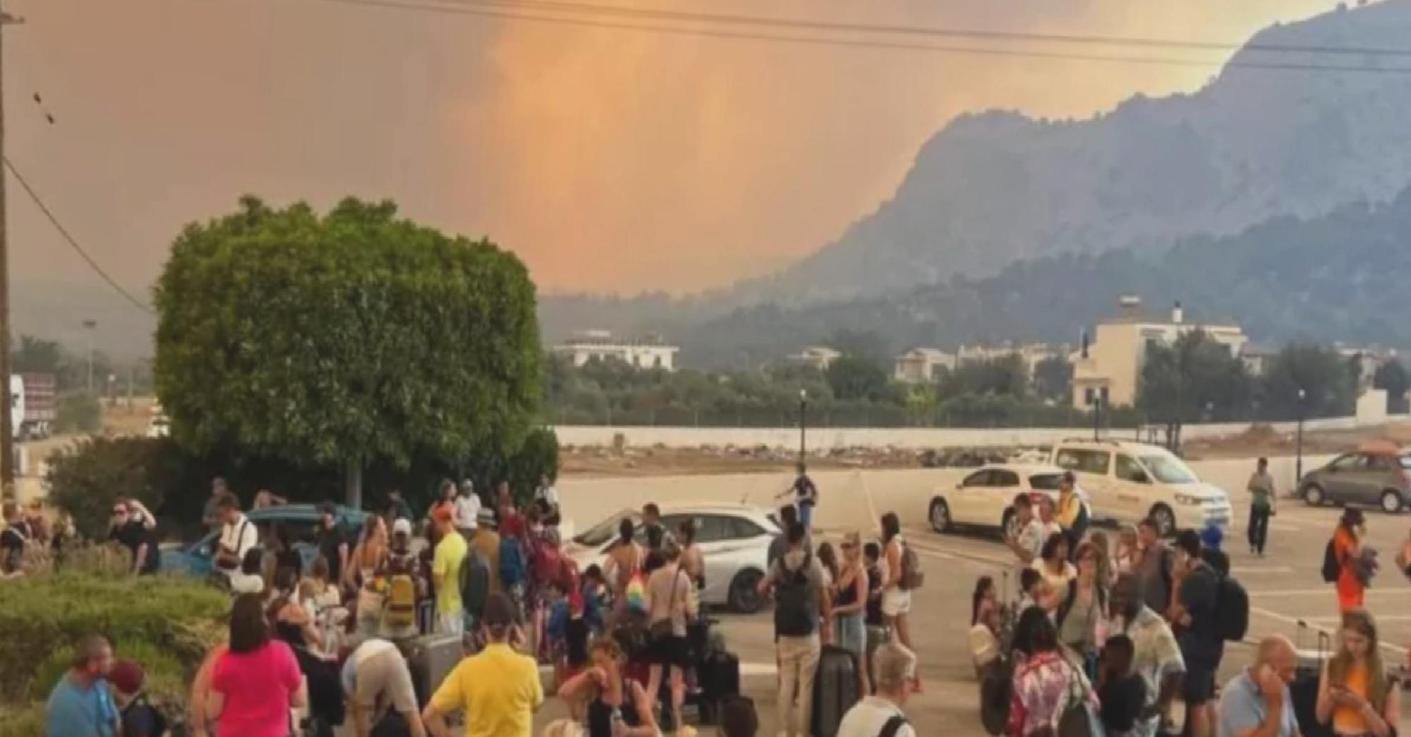 Rodos’taki orman yangını: Kara ve deniz yoluyla 19 bin kişi tahliye edildi