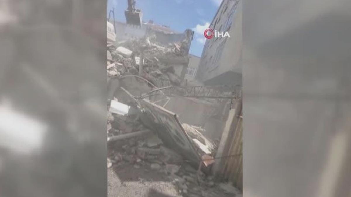 Küçükçekmece’de bina yıkımı sırasında garaj hasarı