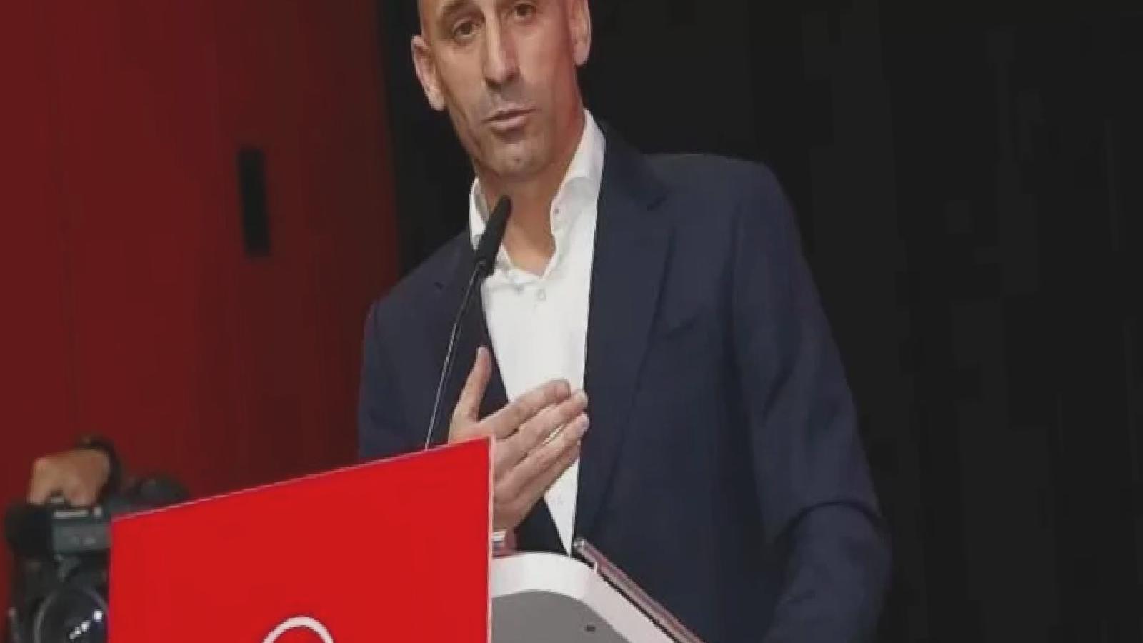 Kadın milli futbolcuyu kupa töreninde rızası olmadan öpen İspanya Futbol Federasyonu Başkanı istifa etti