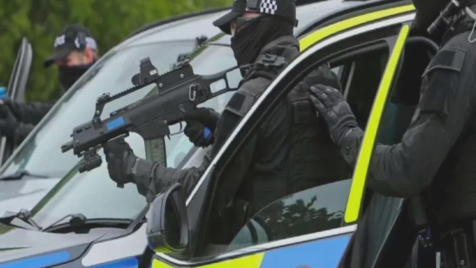 Londra’da bir polis hakkında cinayet suçlamasıyla dava açılmasına protesto: Onlarca silahlı polis görevden çekildi