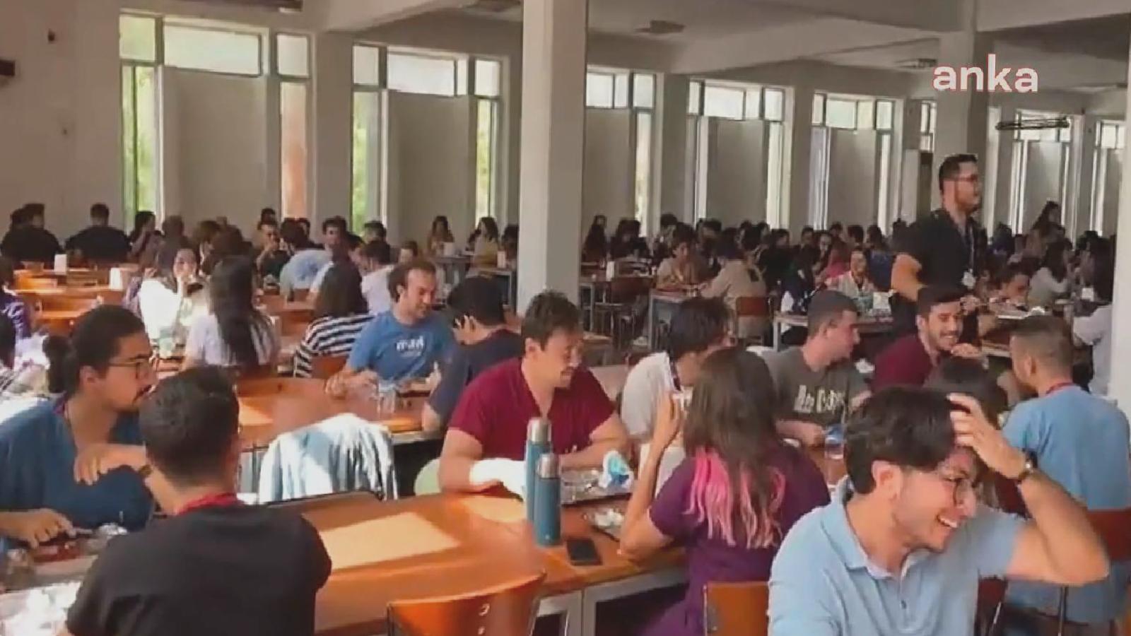 Ege Üniversitesi’nde, öğrencilerden çatal kaşıklı yemek zammı protestosu