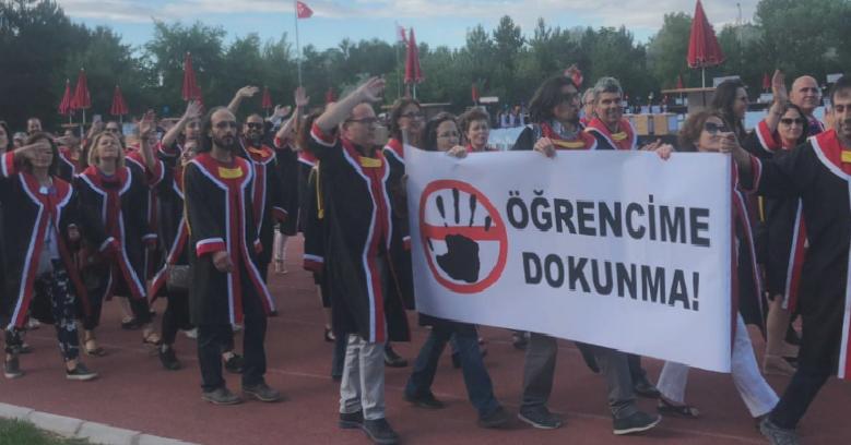 ODTÜ mezuniyet töreninde Bozkurt işaretine tepki gösteren öğrenci hakkında soruşturma başlatıldı
