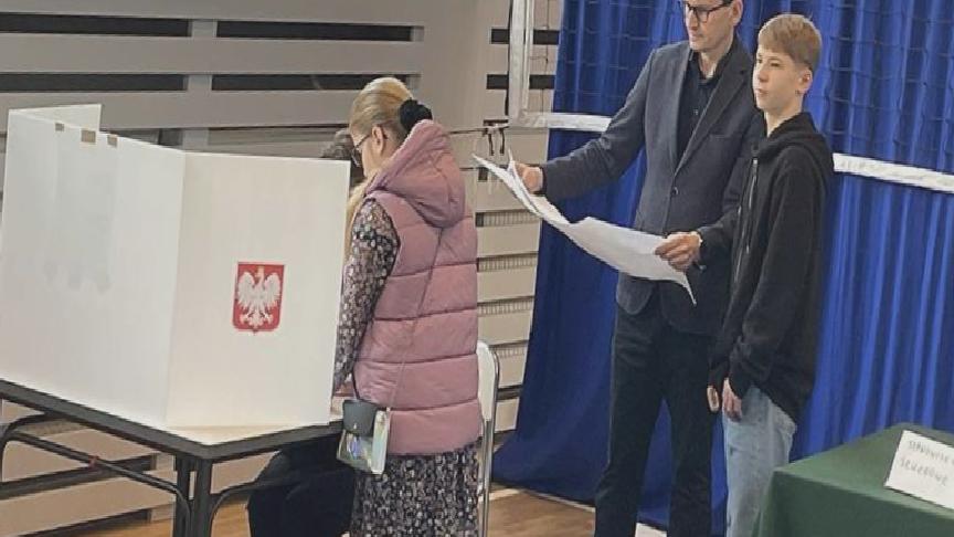 Polonya’da kesin olmayan sonuçlara göre mevcut iktidar parlamentoda çoğunluğu sağlayamıyor