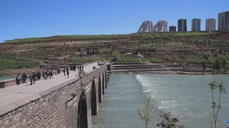 Diyarbakır’da kayyım, Milli Emlak’tan bedelsiz alınan arsayı sattı