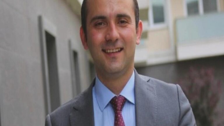 Tayfun Kahraman’ın eşi paylaştı: Bu memleketin Tayfun’a gereksinimi var; işinin başına, öğrencilerinin yanına dönebilmesi için ortak akla ve vicdana sesleniyorum!