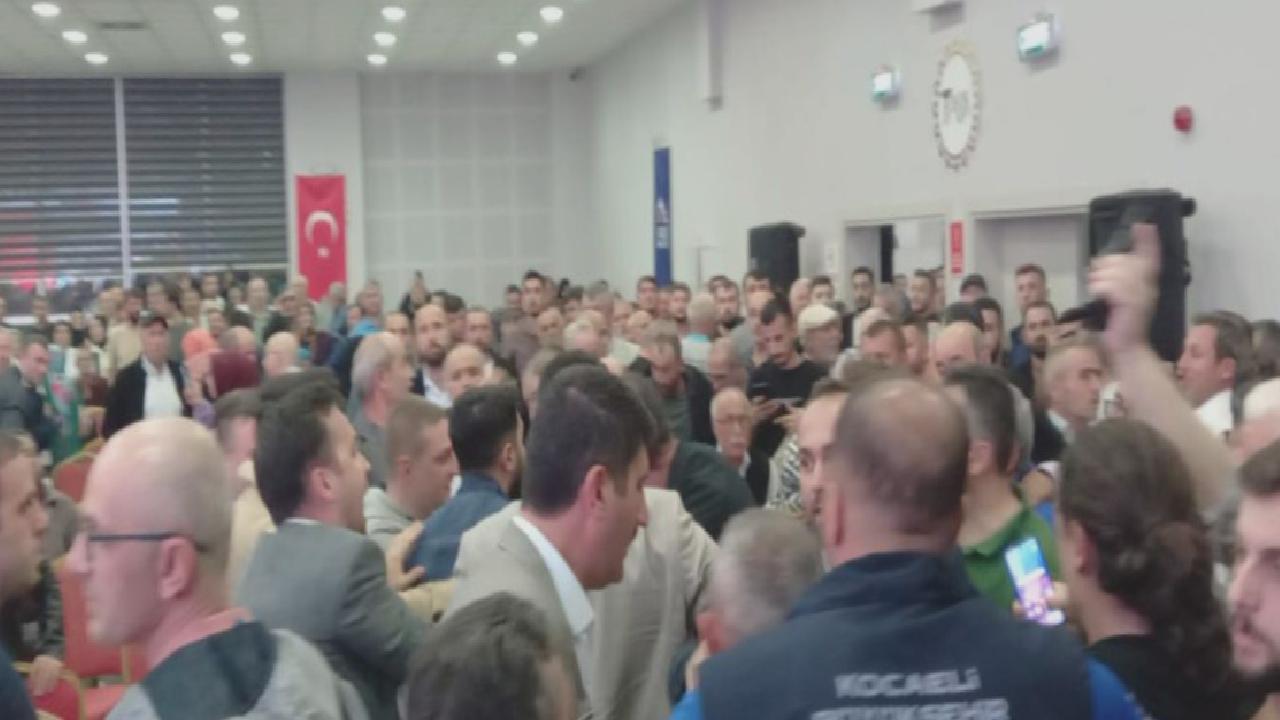 Vatandaşlar, AKP’li Gebze Belediye Başkanı’nı yuhalayıp salonu terk etti!