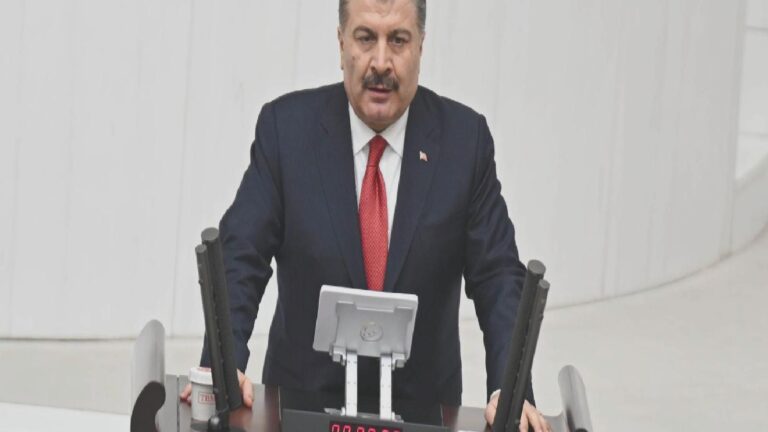 Fahrettin Koca’dan “para sayma işareti” açıklaması: Kırdığım bir meslektaşım varsa onlardan özür dilerim