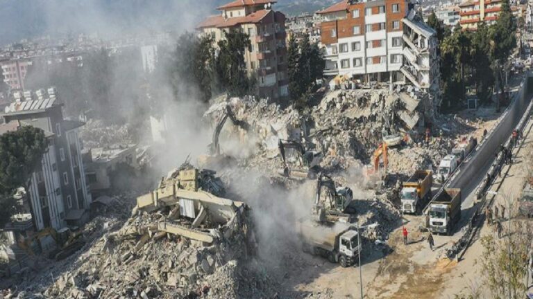 Hatay’da bir anne ve 3 çocuğuna mezar olan bina ruhsatsızmış: Tek kata 3 kat çıkılmış, projesiz ve mühendis olmadan inşa edilmiş!