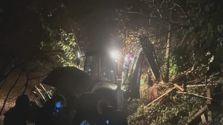 Zonguldak’ta heyelan: Risk altındaki 14 ev tahliye edildi, toprak altında kalan 2 kişiyi kurtarma çalışmaları sürecek