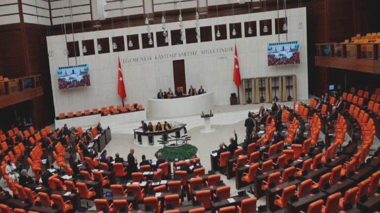 AKP-CHP arasında “bayrak” gerginliği: Benzetmeyle bile Türk bayrağına ‘bez parçası’ diyemezsin