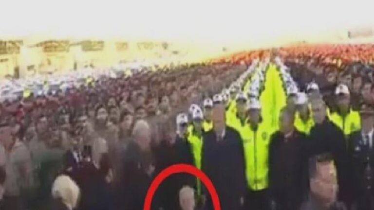 AKP milletvekili Hulki Cevizoğlu’ndan “çömelme” açıklaması: 42 yıldır medya insanıyım, fotoğraf karesine girme sıkıntım hiç olmadı