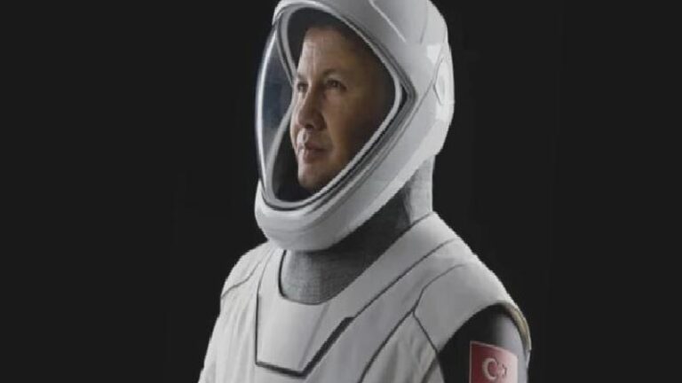 Fehmi Koru: Astronot Niyazi ile başlayan merakımız şu günlerde uzaya yollanan araçla yeniden kabardı