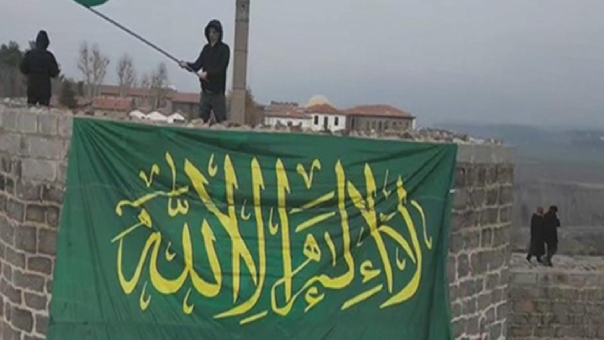 Fehmi Koru: Sanki mümkünmüş benzeri hilafet ve tevhid bayrakları ile gündeme taşınan özentili ve cahilce çıkışlar…