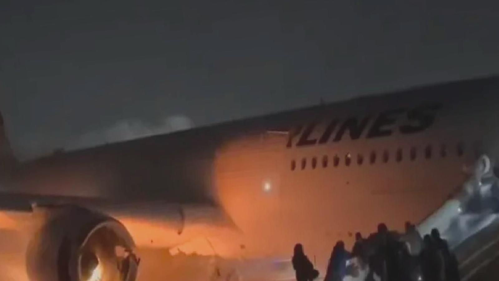 Japonya Havayolları uçağındaki 379 kişi alev topuna dönen uçaktan nasıl çıkabildi?