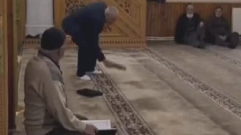 Kur’an-ı Kerim’i 3 kez öpüp, ayağı ile basan başkan adayı gözaltına alındı