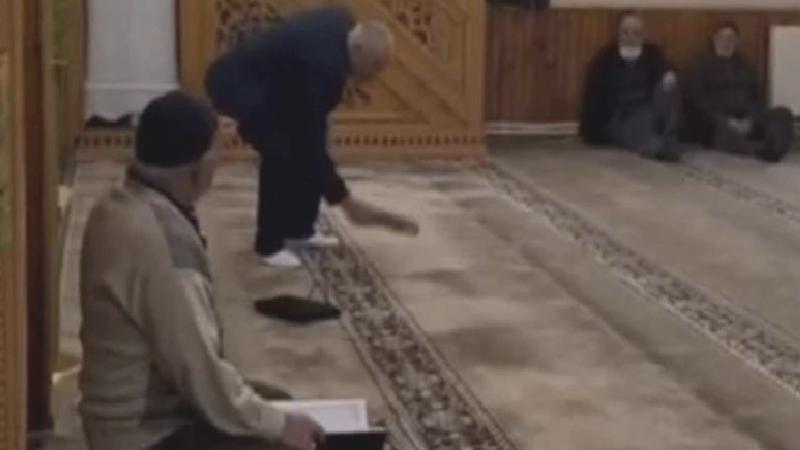 Kur’an-ı Kerim’i 3 kez öpüp, ayağı ile basan başkan adayı gözaltına alındı