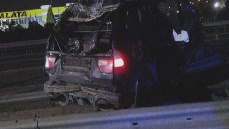 Makas atarken kaza yaptı, yaralı arkadaşını aracın içinde bırakıp kaçtı!