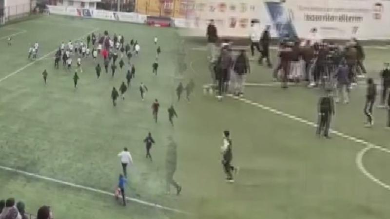 Taraflar sahaya girdi, 13 yaşındaki çocuklar darbedildi