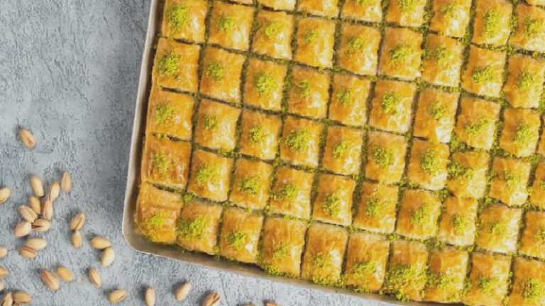 Üsküdar Belediyesi’nin 1 milyon 451 bin liralık tatlı ve börek ihalesi AKP’li isme gitti