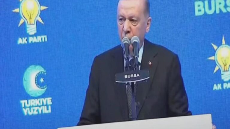 Erdoğan: CHP’de herkes bir köşe başına yapışmanın derdinde