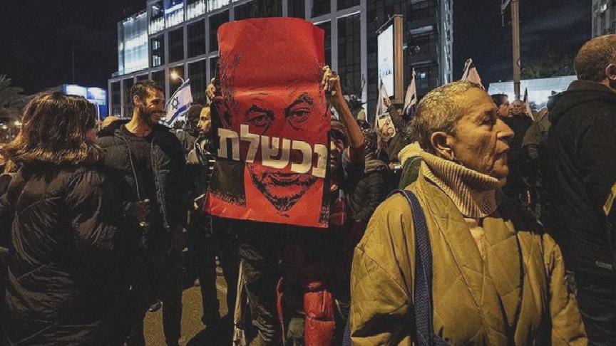 İsrail polisi, Tel Aviv’de erken seçim talebiyle gösteri düzenleyenlere müdahale etti