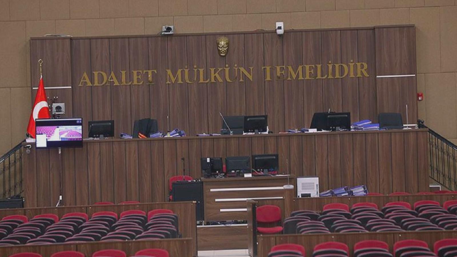 Katip namaza gitti;  mahkeme yarıda kaldı