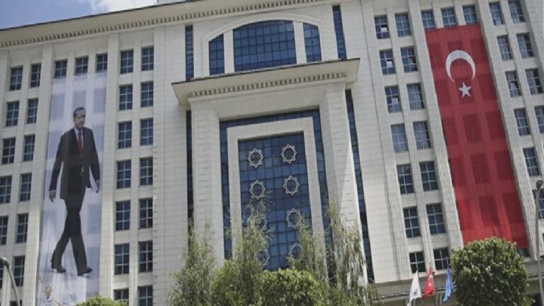 AKP’den bayram sonrası ilk gündem yeni anayasa
