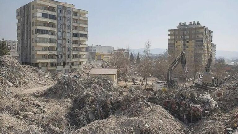 103 kişinin hayatını kaybettiği Ebrar Sitesi davası ertelendi; “İlk depremde kağıt benzeri çöktü, enkazda demir dahi yoktu!”