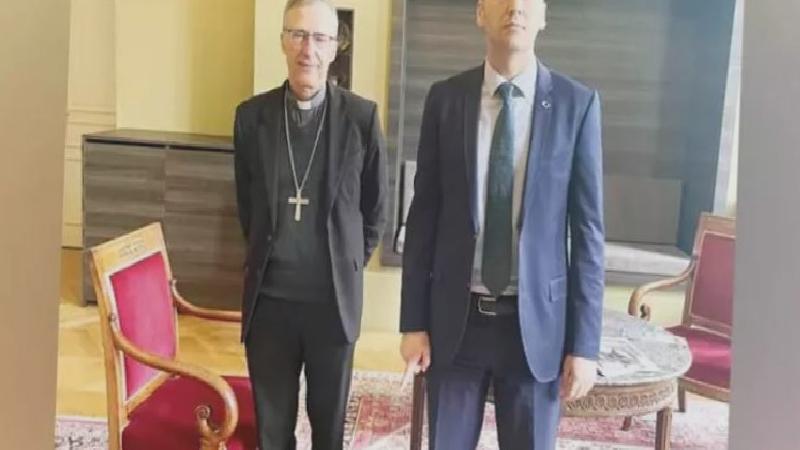 Ahmet Hakan: Ergenliğini aşamamış bir başkonsolos!