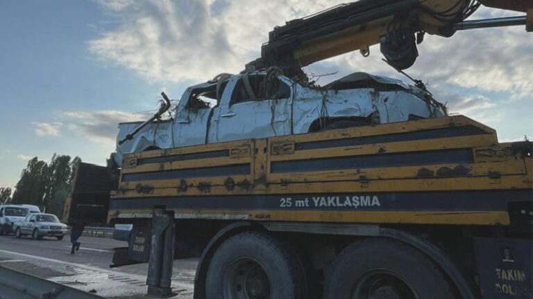 AKP’li milletvekilinin otomobilinin de karıştığı kazada iki araç dereye uçtu: 1 ölü, 4 yaralı