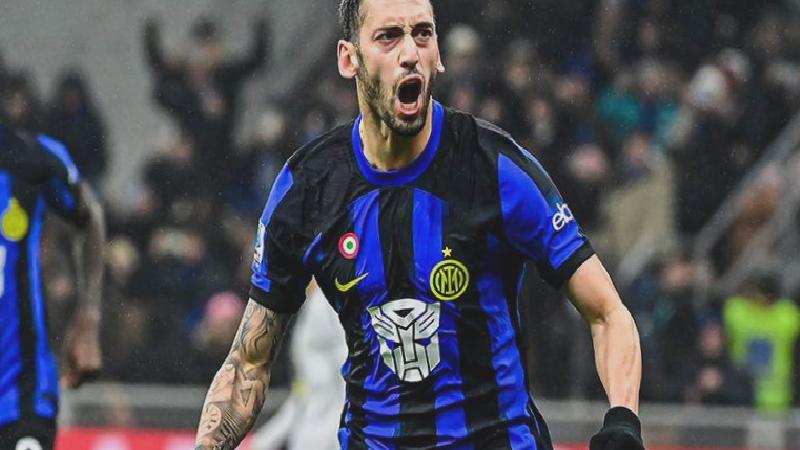 İtalya’da yılın orta sahası Hakan Çalhanoğlu