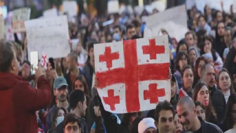 Kitlesel protestolara sebep olmuştu: “Yabancı etki” yasası Gürcistan parlamentosunda kabul edildi