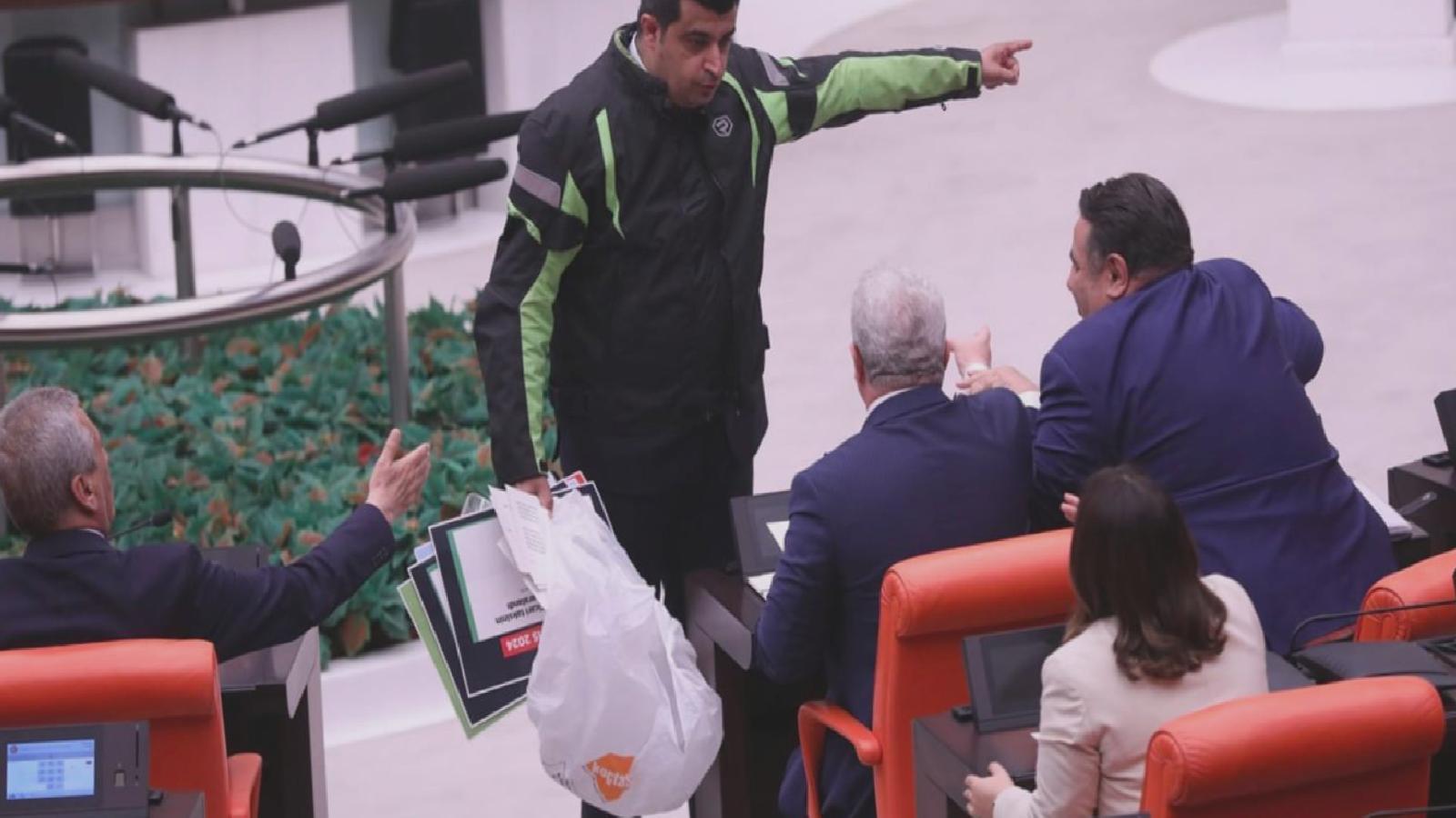 Motorcu kaskı ve montla motokuryelerin sorunlarını anlatan CHP’li Demir ile AKP’liler arasında “Şov yapıyorsun” tartışması