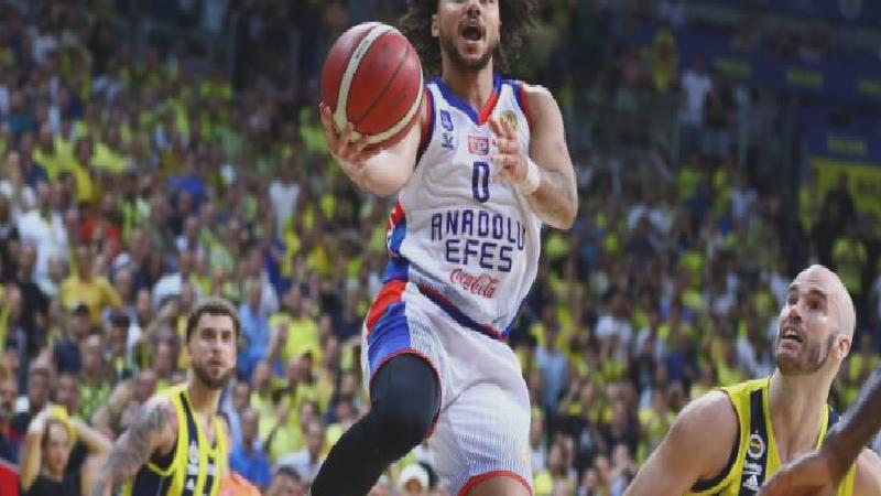 Anadolu Efes son saniyede Fenerbahçe Beko’yu devirdi; seriyi 2-1’e taşıdı