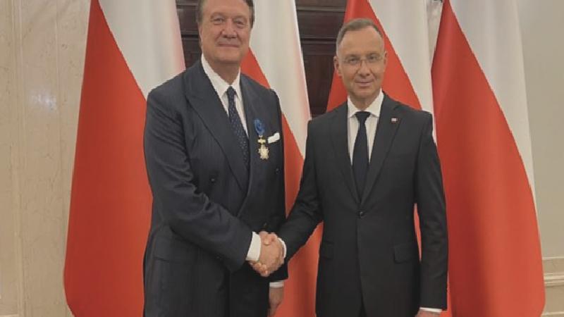 Beşiktaş Kulübü Başkanı Hasan Arat’a üstün liyakat madalyası verildi