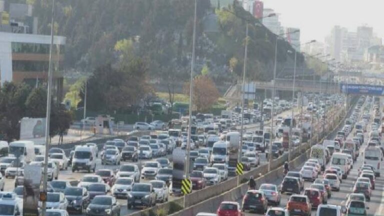 İstanbul’da haftanın ilk iş gününde trafik yoğunluğu yüzde 60’a çıktı