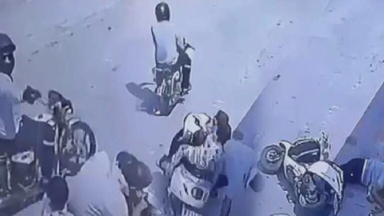 Torunlarıyla motosiklet üzerindeyken başından vuruldu!