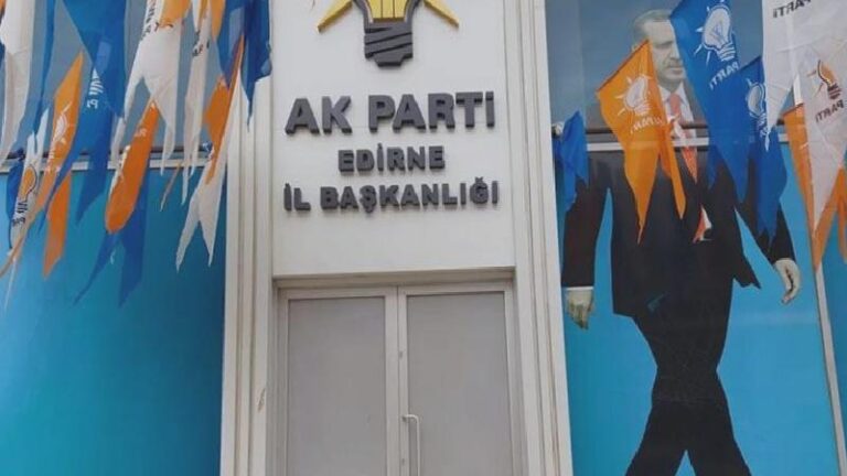 AKP Şehir Başkanı’nın eşi belediye binasını bastı, tehditler savurdu, odayı dağıttı