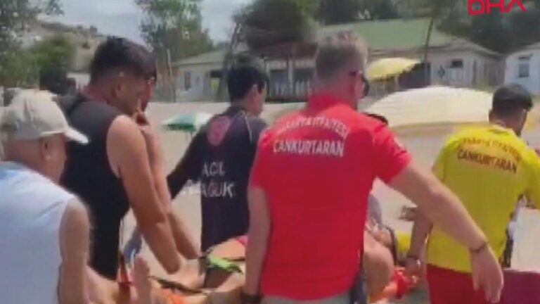 Boğulma tehlikesi geçirenleri kurtarmak isteyen cankurtarana jet ski çarptı