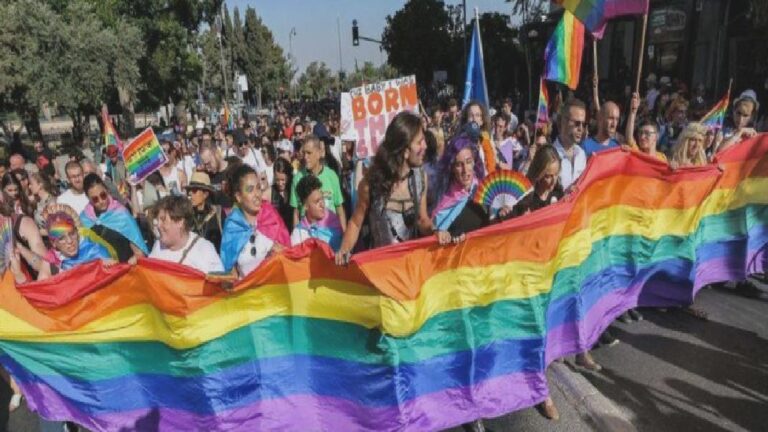 İzmir Pride’dan Emniyeti şaşırtan hamle: Yürüyüş, bir gün önce Bornova’da yapıldı