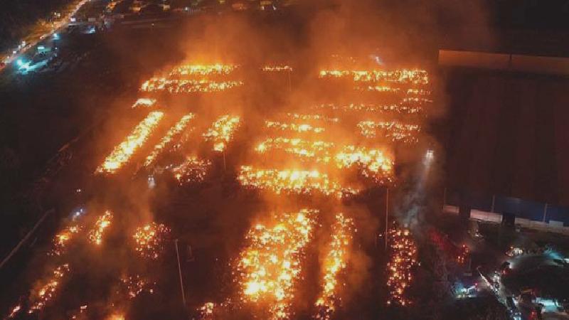 Kağıt fabrikasındaki yangın işletmenin ikinci kısmına sıçradı: Alevler 4 gündür kontrol altına alınmaya çalışılıyor