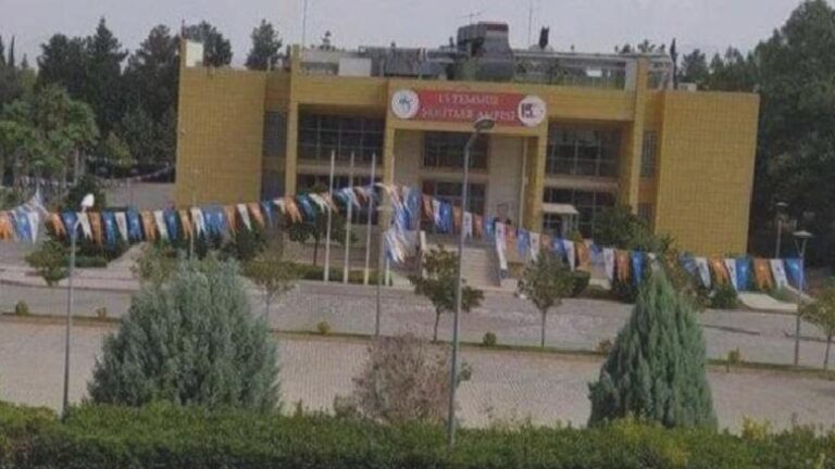AKP’nin toplantı düzenlemek için ayarladığı üniversite binası AKP bayraklarıyla süslendi!