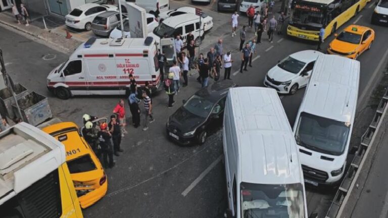 Avcılar’da İETT otobüsü ile 3 aracın karıştığı zincirleme kazada 1 kişi yaralandı