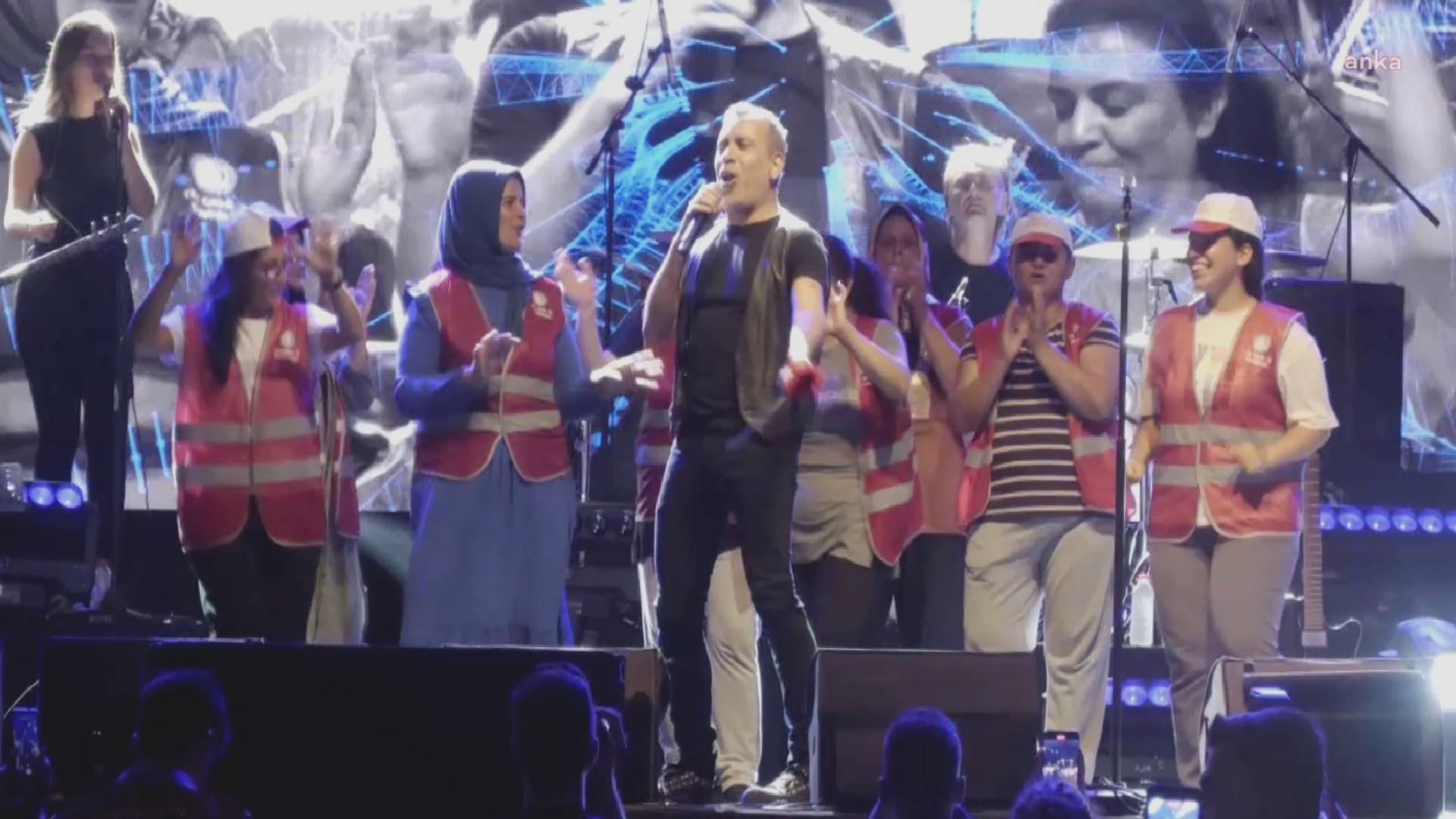 Haluk Levent sahneye Polonez işçileriyle çıktı